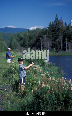 Randolph, NH, un jeune garçon et son grand-père tenter leur chance à la pêche sur un étang de castors dans les Montagnes Blanches du New Hampshire. (MR) Banque D'Images
