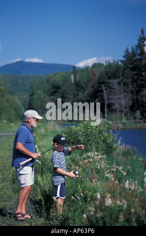 Randolph, NH, un jeune garçon et son grand-père tenter leur chance à la pêche sur un étang de castors dans les Montagnes Blanches du New Hampshire. (MR) Banque D'Images