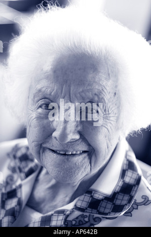 Aelteren Portrait einer Dame Portrait of smiling senior woman Banque D'Images