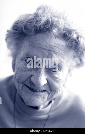 Aelteren Portrait einer Dame Portrait of smiling senior woman Banque D'Images