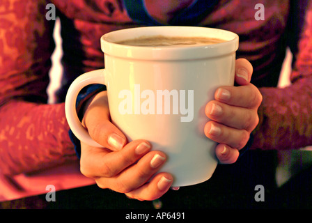 Close up of woman s hands holding tasse de café fumant Banque D'Images