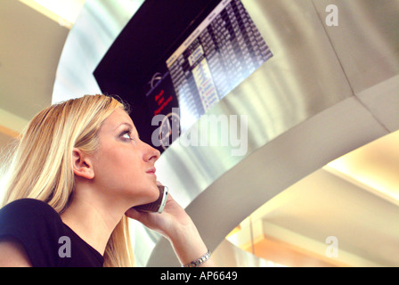 Jeune femme businesswoman talking on cell phone at airport Banque D'Images