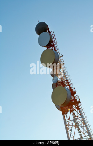 Tour de télécommunication dans une zone montagneuse Banque D'Images