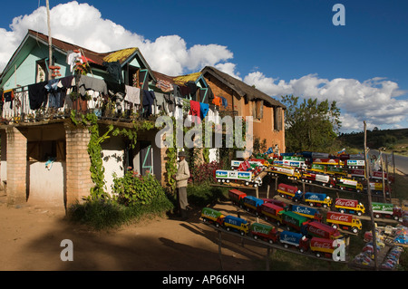 L'homme à son magasin en bordure des hautes terres, près d'Antsirabe, Madagascar Banque D'Images