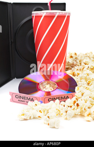 Popcorn DVD avec soda et deux billets de cinéma sur fond blanc Banque D'Images