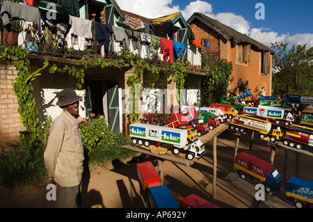 L'homme à son magasin en bordure des hautes terres, près d'Antsirabe, Madagascar Banque D'Images