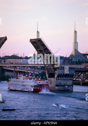 USA (Oregon, Portland, vapeur à roue sur la rivière Willamette, passe sous le pont de Burnside, près de l'Oregon Convention Center Banque D'Images