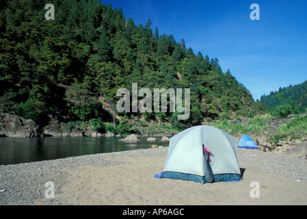 BLM Medford, District ou le camping. Rogue River. Montagnes Siskiyou. De juin. Visite guidée voyage de rafting. Banque D'Images