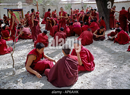 Débat Les moines les subtilités du bouddhisme tibétain dans cette forme historique de l'apprentissage au monastère de Séra Lhassa au Tibet Banque D'Images