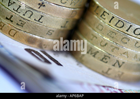 Deux piles de pièces livre sterling britannique avec notes de dix livres Banque D'Images