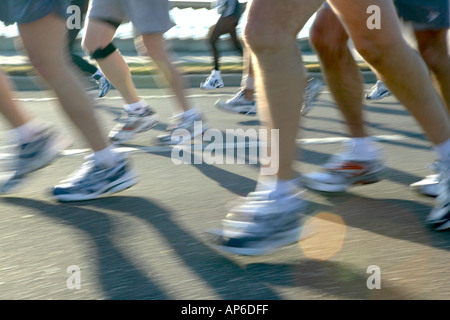 Gasparilla marathoniens pieds et jambes flou en matinée ensoleillée le long de Bayshore Boulevard à Tampa Florida USA Banque D'Images