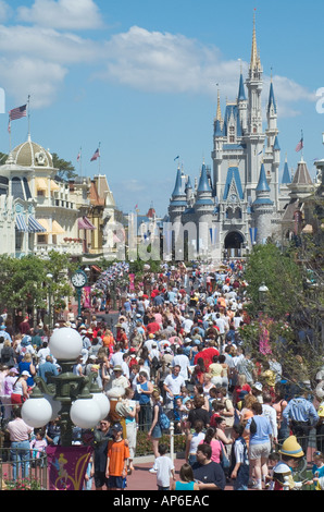 Visites foule Rue Principale U S A en face de Château de Cendrillon au Magic Kingdom de Walt Disney World en Floride Banque D'Images