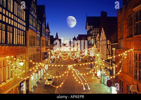 La Lune se levant sur Eastgate Street, centre-ville de Chester, Cheshire, Angleterre, RU Banque D'Images