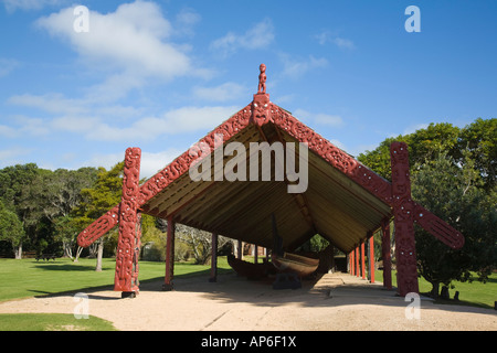 Whare Waka canoe Maison avec plus grand canot de guerre Maori Ngatokimatawhaorua Waitangi Réserve nationale de Nouvelle-Zélande Banque D'Images