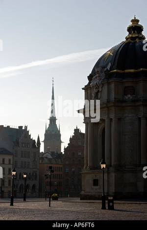 Tôt le matin dans l'Église Riddarholm Stockhom avec en premier plan et la cathédrale de Stockholm dans l'arrière-plan Banque D'Images