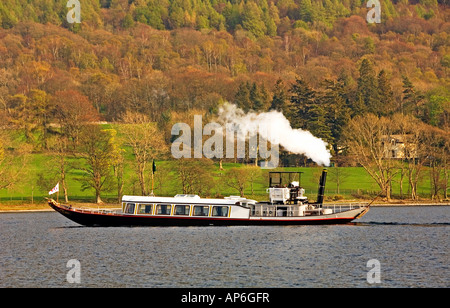 Yacht à vapeur victorienne Gondola sur le lac de Coniston, Parc National de Lake District, Cumbria, England, UK Banque D'Images