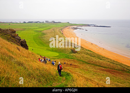 Un club de randonnée en ordre décroissant à la plage de Earlsferry sur le chemin côtier Fife Banque D'Images