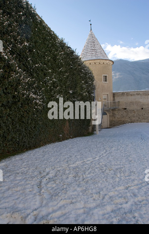 Goldrain castle garden tour de lierre et couvertes de neige, Italie Banque D'Images