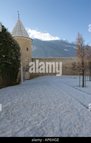 Jardin du château de Goldrain et tour recouvert de neige, Italie Banque D'Images