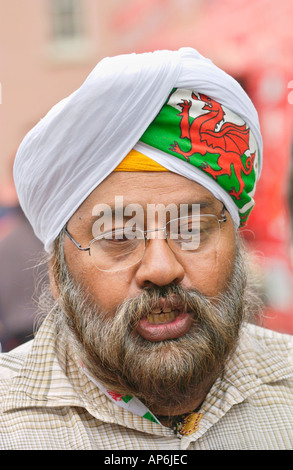 Bapu G un Sikh qui dirige une entreprise de restauration mobile portant un turban avec le dragon rouge de galles au Festival de jazz de Brecon Powys UK Banque D'Images