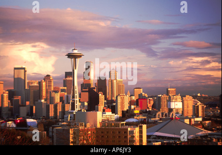 Le centre de Seattle, y compris l'Experience Music Project, la Space Needle et Key Arena, Seattle, Washington, United States, US. Banque D'Images