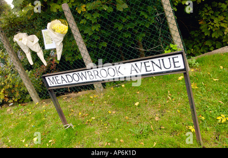 Mémorial de la route sur les lieux d'un accident mortel à Cwmbran Gwent South Wales UK GO Banque D'Images