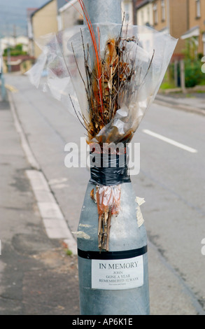 Mémorial de la route sur les lieux d'un accident mortel à Cwmbran Gwent South Wales UK GO Banque D'Images