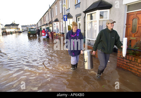 Les bénévoles assument une urne de thé aux propriétaires dont les maisons ont été inondées après de fortes pluies dans la région de Newport South Wales UK Banque D'Images