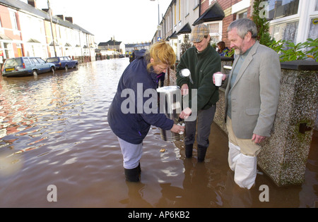 Les bénévoles assument une urne de thé aux propriétaires dont les maisons ont été inondées après de fortes pluies dans la région de Newport South Wales UK Banque D'Images