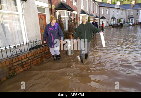 Les bénévoles assument une urne de thé aux propriétaires dont les maisons ont été inondées après de fortes pluies dans la région de Newport South Wales UK Banque D'Images