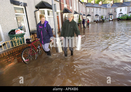 Les bénévoles assument une urne de thé aux propriétaires dont les maisons ont été inondées après de fortes pluies dans la région de Newport South Wales UK Banque D'Images