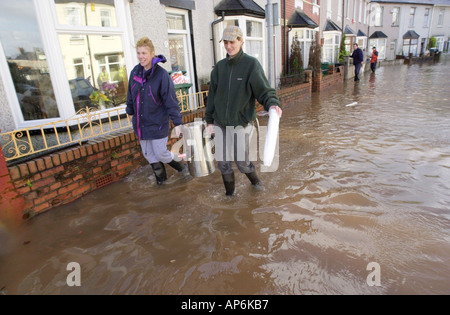 Les bénévoles assument une urne de thé aux propriétaires dont les maisons ont été inondées après de fortes pluies dans la région de Newport South Wales UK Banque D'Images