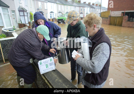 Les bénévoles assument une urne de thé aux propriétaires dont les maisons ont été inondées après de fortes pluies dans la région de Newport South Wales UK Banque D'Images