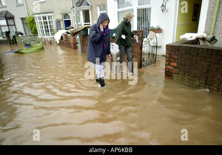 Les bénévoles assument une urne de thé aux propriétaires dont les maisons ont été inondées après de fortes pluies dans la région de Newport South Wales UK Banque D'Images