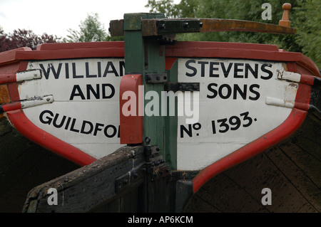 Stern de ancienne péniche bateau sur Dapdune Wharf sur la rivière Wey à Guildford Surrey England Angleterre UK United Kingdom Banque D'Images