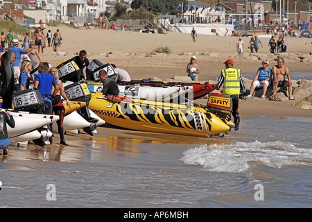 Préparation frénétique à la course de bateau Thundercats à Poole Dorset Banque D'Images