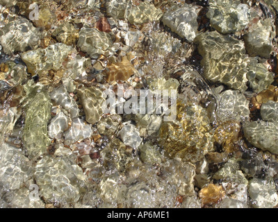 Des roches sous la surface de l'eau sur Meganisi dans Îles Ioniennes Grèce Banque D'Images