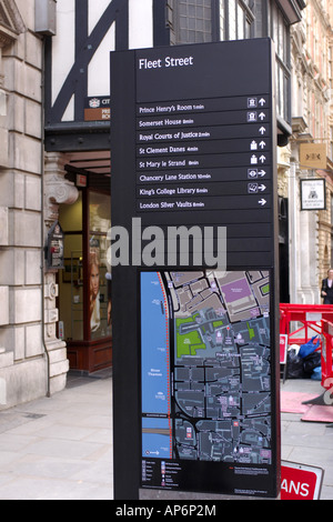 Les nouveaux kiosques d'information touristique dans la région de Fleet Street Londres Banque D'Images