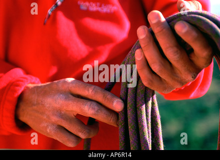 Close up rock climber holding rope dans Fisher Towers, Colorado, Utah, USA Banque D'Images