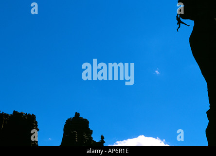 Rock climber en difficulté sur le surplomb dans Fisher Towers, Voie navigable de la rivière Colorado près de Castle Valley dans la région de Moab, Utah, USA Banque D'Images