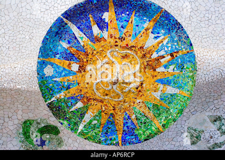 Toit en mosaïque ornée montrant le soleil, Parc Guell, Barcelone Espagne Banque D'Images