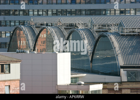 Vue aérienne de toit sur les plates-formes principales de la gare Piccadilly de Manchester UK Banque D'Images