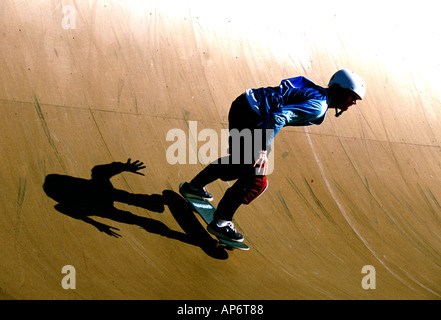 Roulettes ombre sur halfpipe en action Banque D'Images