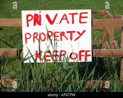 CLOPHILL, Bedfordshire, Royaume-Uni. 12e Juin 2007. Rough, peinte à la 'propriété privée, garder off' signe sur clôtures par des terres agricoles agricoles Banque D'Images