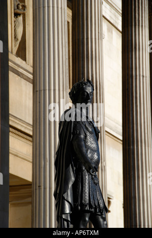 Statue du Roi James II à l'extérieur de la robe romaine de la National Gallery à Trafalgar Square Londres Angleterre Banque D'Images