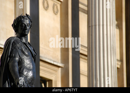 Statue du Roi James II à l'extérieur de la robe romaine de la National Gallery à Trafalgar Square Londres Angleterre Banque D'Images