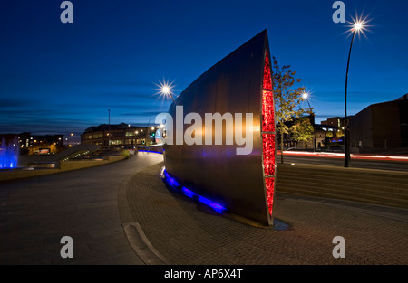 Sheffield England UK - la sculpture en acier d'art moderne de pointe à Sheaf Square. Public Banque D'Images