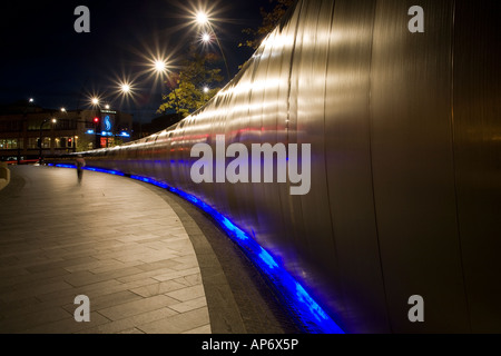À côté de la fine pointe de la sculpture d'acier à la place de la gerbe Sheffield, England, UK at night Banque D'Images