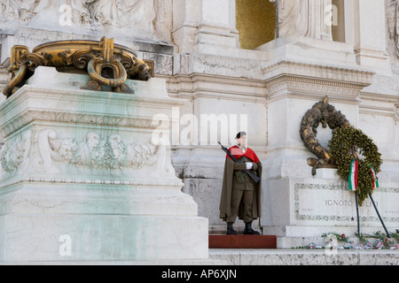 La Tombe du Soldat inconnu, Rome Italie, avec flamme éternelle et garde côtière canadienne Banque D'Images