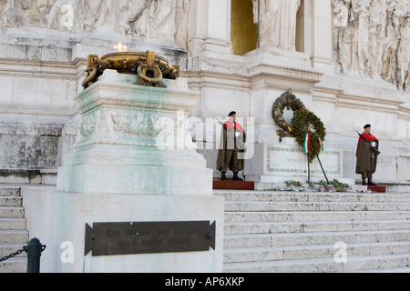 La Tombe du Soldat inconnu, Rome Italie, avec flamme éternelle et protections Banque D'Images